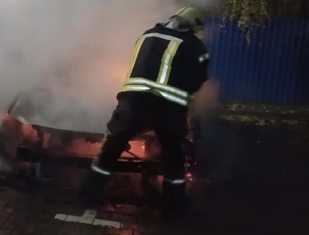 У Луцьку вщент згорів припаркований автомобіль