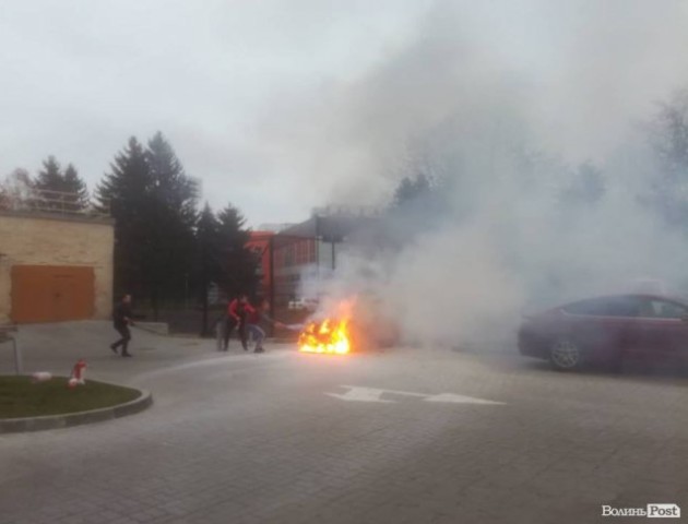 У Луцьку загорілася машина. ФОТО, ВІДЕО