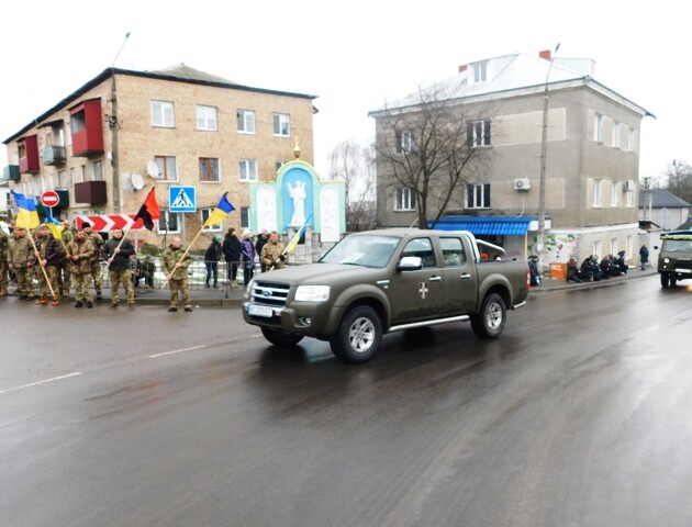 У Горохові під звуки сирени зустріли полеглого Героя. ФОТО