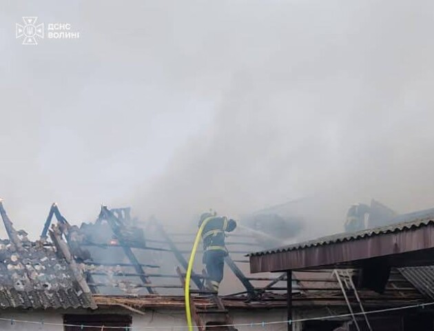 На Волині блискавка влучила в будівлю