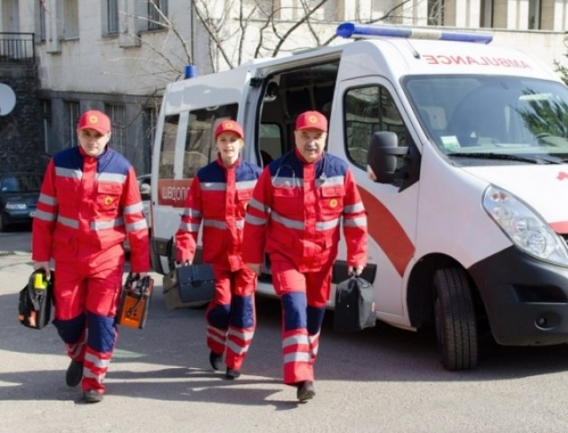 Люди вмирають, доки швидкі їздять на хибні виклики - медики Волині