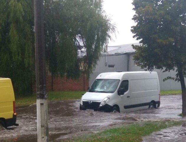 Рясна злива підтопила волинське місто. ФОТО. ВІДЕО