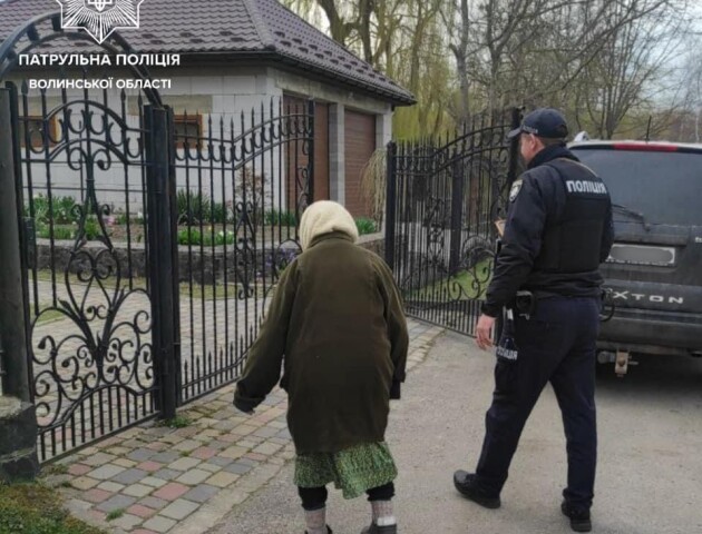 У Луцьку патрульні допомогли бабусі повернутися додому