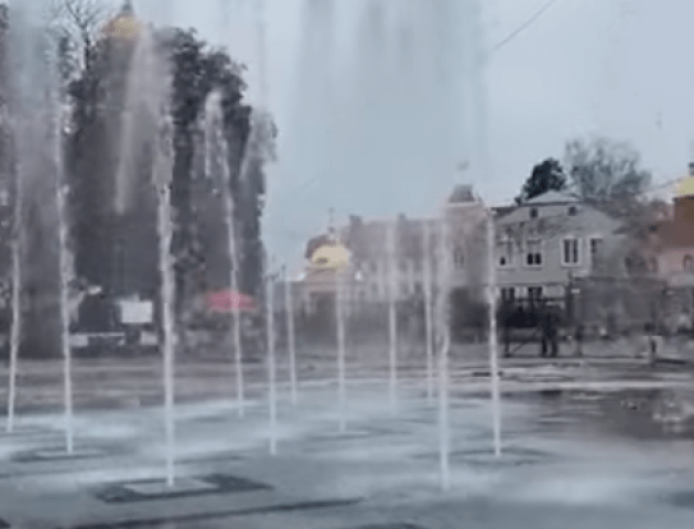 Фонтан у центрі Луцька збудували. Показали, як він працює