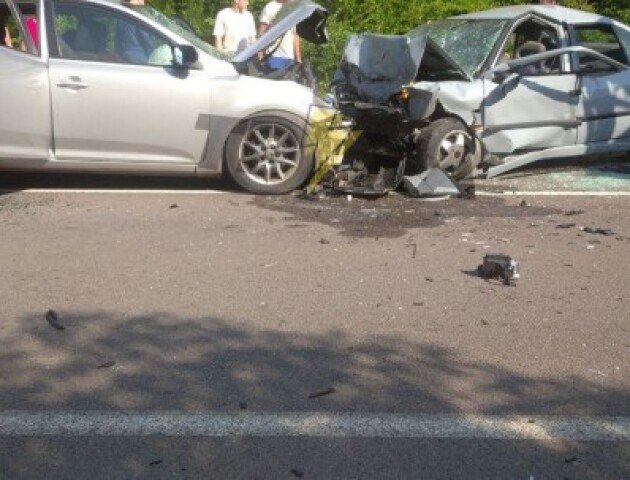 На Волині внаслідок зіткнення двох авто постраждало шестеро осіб, один з водіїв загинув