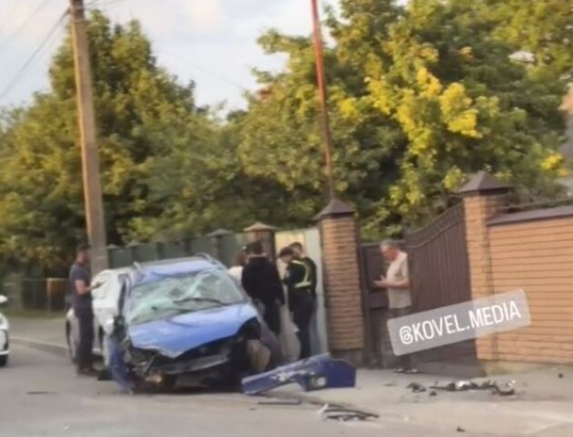 На Волині п'яний водій врізався у припарковане авто