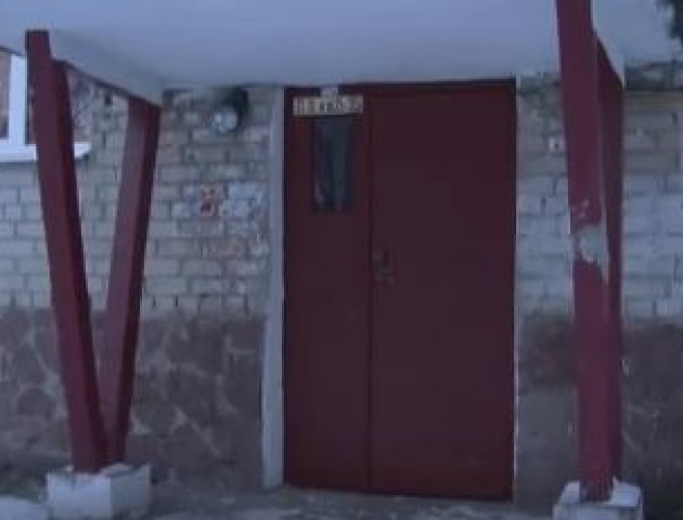Лучани скаржаться на аварійний дашок під'їзду. Комунальники кажуть - не впаде. ВІДЕО