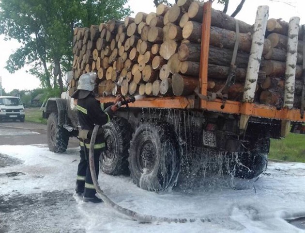 На Волині загорілася вантажівка з деревиною. ФОТО