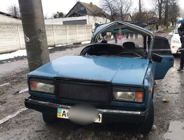 У Луцьку п'янючий водій врізався в стовп. ФОТО