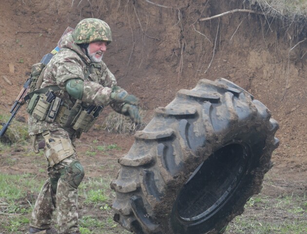 Як захисники проходять вишкіл з подолання смуги перешкод