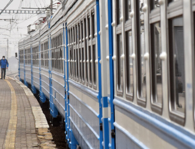 Заліз на дах вагону та зачепив лінію електропередач: подробиці трагічного випадку у Рожищі
