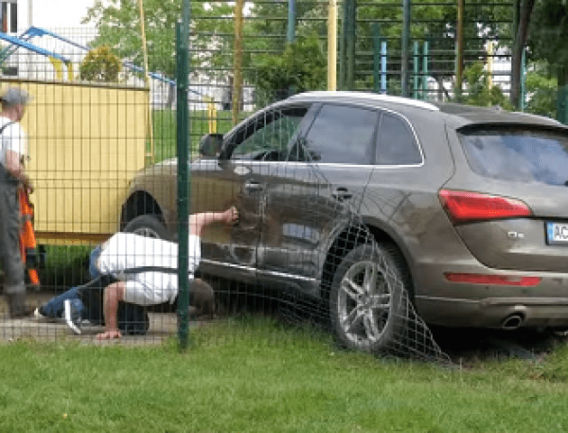 ДТП у Луцьку: легковий автомобіль влетів у газопровід