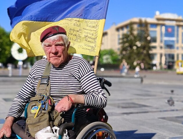 Волонтер «дядя Гриша» у Луцьку збирає допомогу на фронт