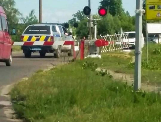 На Волині поліцейське авто хотіло «проскочити» закритий переїзд. ФОТО