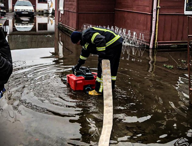 Люди не могли зайти у дім: на Волині рятувальники відкачували воду з присадибної ділянки