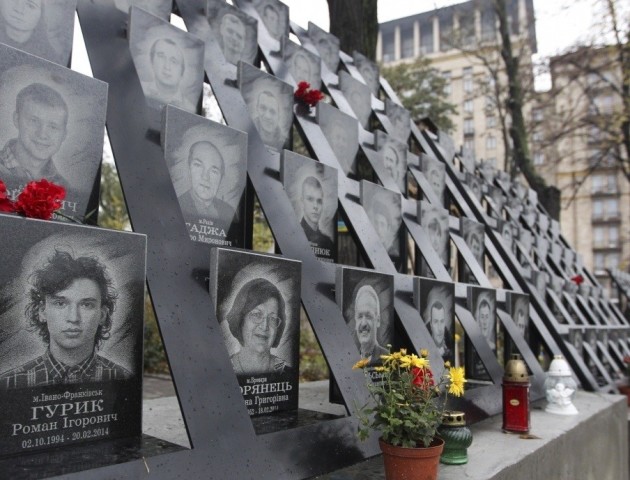 У Києві жорстоко розправилися з вандалом, який розбив меморіал Небесної Сотні. ФОТО 18+