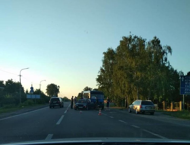 Аварія біля Луцька: маршрутка в'їхала в легковик. ФОТО