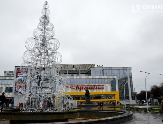 Біля «Променя» встановлюють 14-метрову ялинку