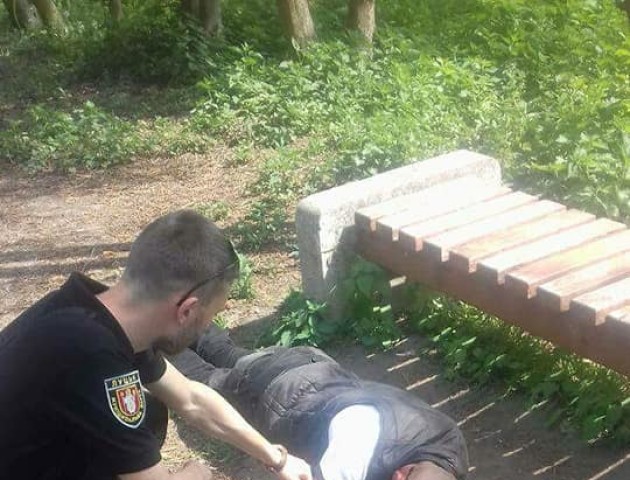 У луцькому парку під лавкою знайшли непритомного п'яного чоловіка. ФОТО