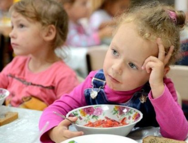 Працівників луцького дитсадка батьки підозрюються у крадіжці продуктів. ВІДЕО
