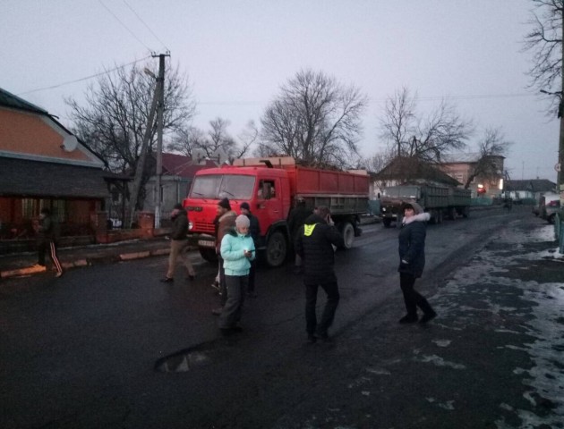 У Берестечку містяни перекрили рух вантажних авто через буряки, які везуть на Волинь