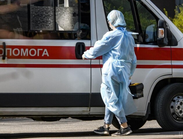 У гуртожитку під Києвом стався спалах коронавірусу. Виявили 37 хворих, двоє померло