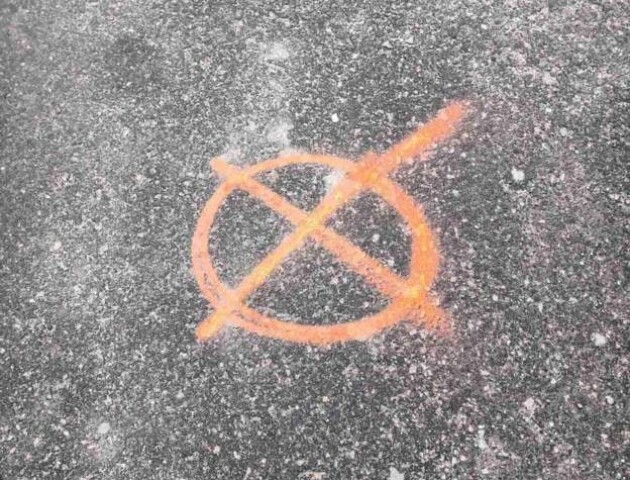 Українців просять знищувати малюнки хрестів на дорогах. Це позначки для атак