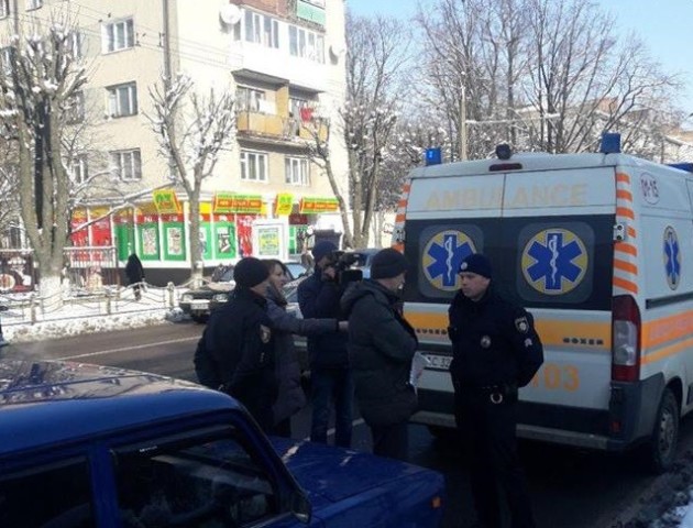 Луцькі пішоходи не пропускають авто з сиренами. ФОТО