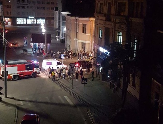 У Луцьку біля Драмтеатру задимілося авто. ВІДЕО