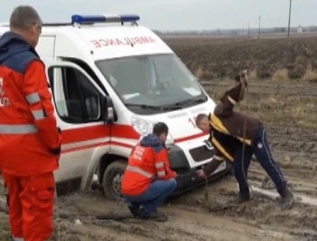 На Волині трактор «врятував» карету швидкої з багна. ВІДЕО