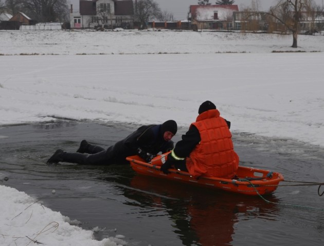 У Луцьку співробітники ДСНС вчилися рятувати людей з крижаної води. ВІДЕО. ФОТО