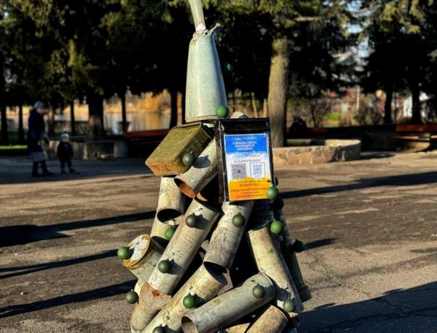 У Рожищі встановили новорічну ялинку, виготовлену зі снарядів