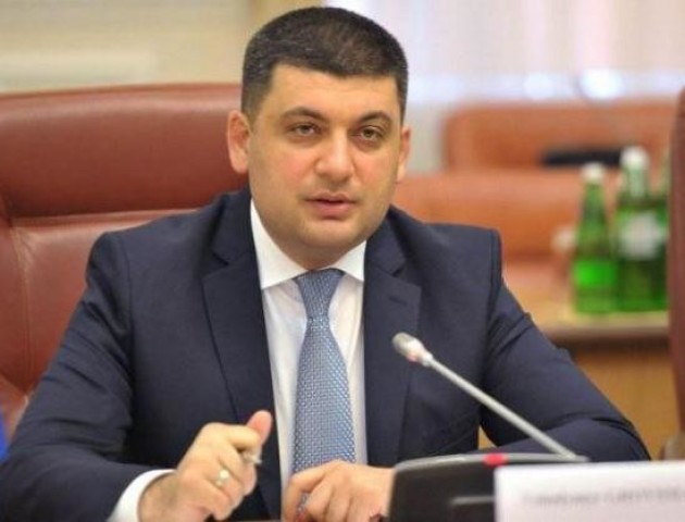 Гройсман пропонує офіційно ввести військові привітання «Слава Україні» – «Героям слава»