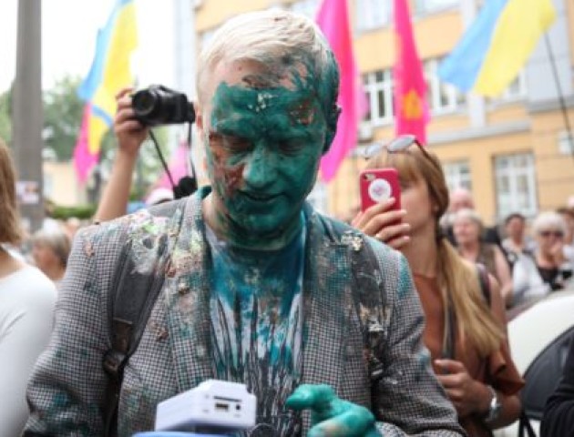 Шабуніна облили зеленкою і закидали тортами, коли він вимагав відставки Холодницького. ФОТО. ВІДЕО