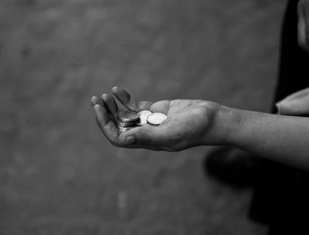 Горе-жебрак прикидається інвалідом у багатьох містах України. ВІДЕО