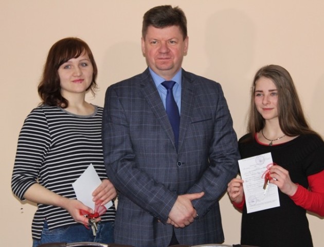 На Волині дві дівчини-сироти отримали власне житло