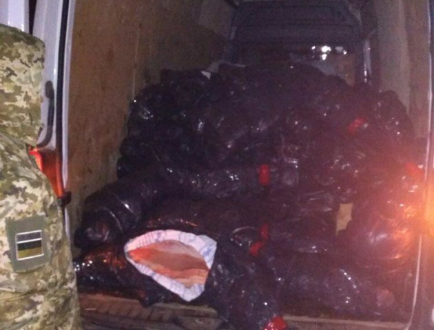 На Волині прикордонники затримали мікроавтобус, «набитий» 3 тоннами телячих тушок