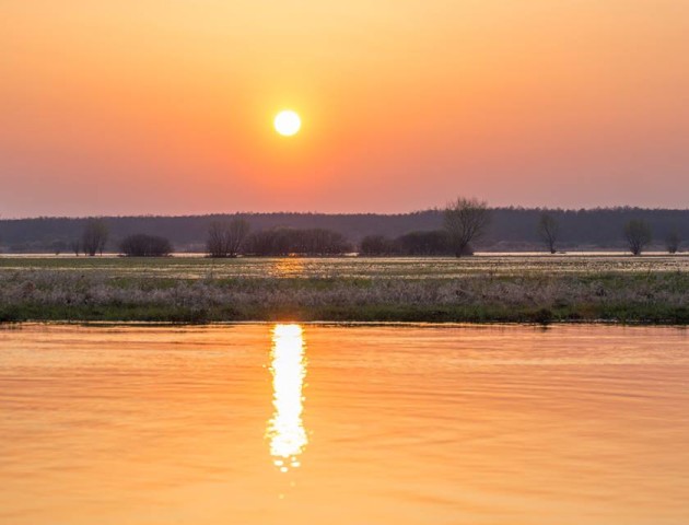 Відомий луцький фотограф поділився заворожуючими світлинами квітневих вечірніх кольорів Стира