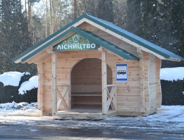 На Волині з’явилася нова автобусна зупинка в еко-стилі. ФОТО