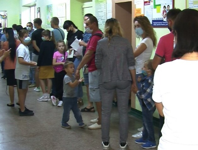 Двісті пацієнтів на лікаря: у дитячій поліклініці Луцька – довжелезні черги. ВІДЕО