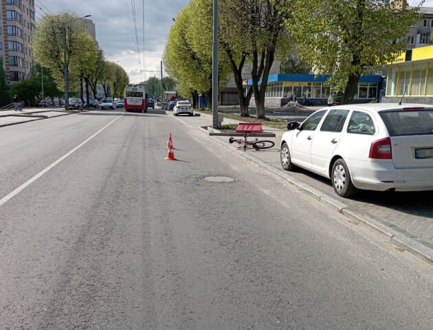 У Луцьку п'яний велосипедист в'їхав у легковик: подробиці ДТП