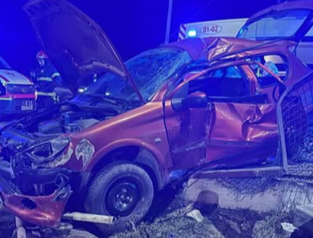У Лищі авто перекинулось і влетіло в паркан. Є постраждалий