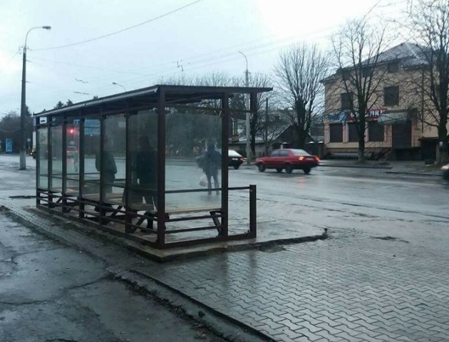 Луцька зупинка отримала «нове обличчя». ФОТО