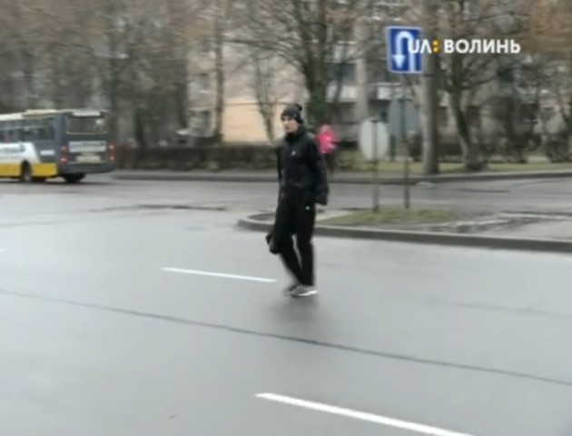 Де найчастіше лучани переходять дорогу в невстановленому місці. ВІДЕО