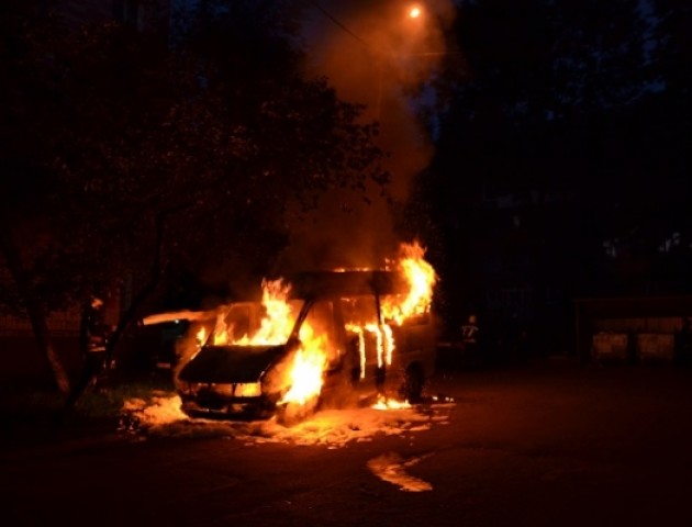 У Рівному вночі згорів дощенту Mercedes. ФОТО. ВІДЕО