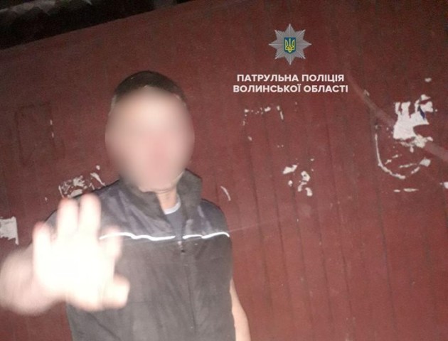 Ледве говорив, кидався камінням у патрульних: у Луцьку затримали нетверезого водія. ВІДЕО