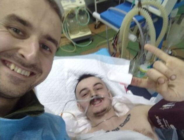 Поранений у боях волинянин вижив і зустрів у госпіталі друга парамедика