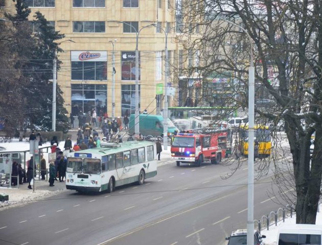 У луцького тролейбуса на ходу задимілось колесо. ФОТО. ВІДЕО