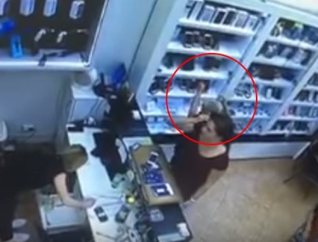 Двоє малолітніх лучан поцупили у магазині iPhone. ВІДЕО