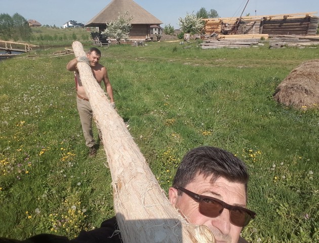 Відомий лучанин відпочиває з колодою в руках